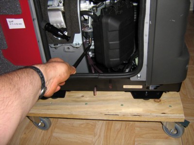 Fig. 13: Carburator drain screw.