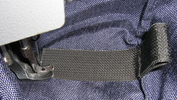 Couture de la boucle de suspension, partie faite de l'intérieur du sac.