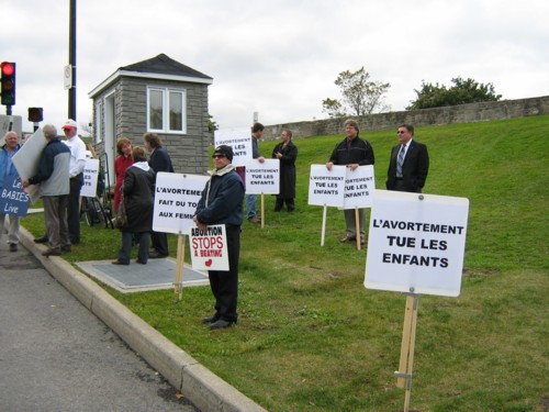 Manifestants pro-vie contre l'Ordre du Canada de Henry Morgentaler.