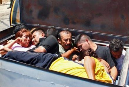 Immigrants illégaux empilés dans le derrière d'un camion.
