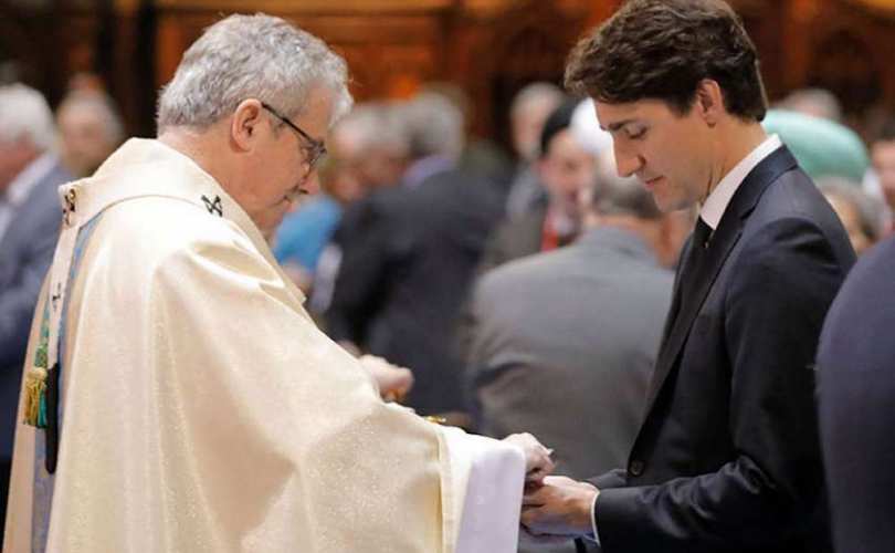 Justin Trudeau se faisant récompenser publiquement par Monseigneur Christian Lépine, 2017-mai-18 à Montréal.