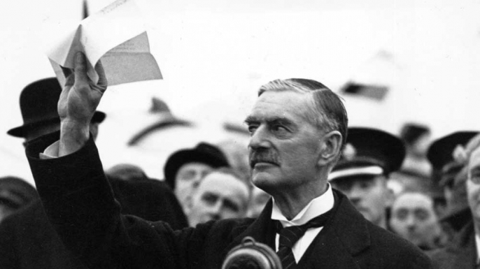 Neville Chamberlain annonçant La paix pour notre temps, parce que Hitler a signé un bout de papier...