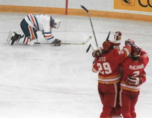 Steve Smith des Oilers d'Edmonton, après avoir compté dans son propre filet, 1986-avril-30