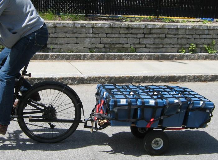 Le filet cargo retenant la charge d'une remorque de vélo.