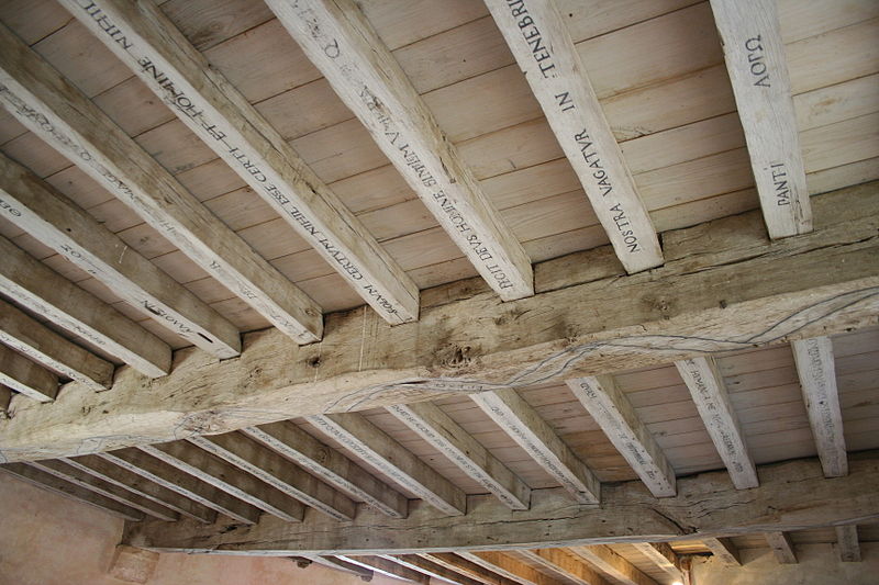 Quelques devises de Montaigne gravées sur les poutres du plafond de son château.