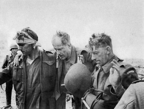 Soldats canadiens capturés durant la mission-suicide à Dieppe en 1942.