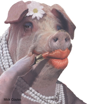Un cochon se mettant du rouge à lèvres
