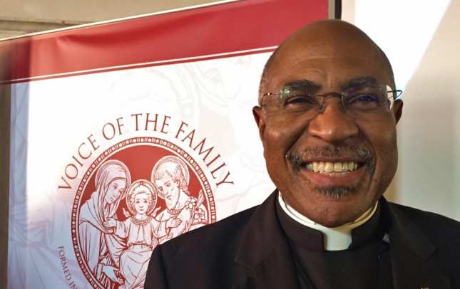 Le P. Linus F. Clovis, prêtre de l'archidiocèse de Castries, Sainte Lucia dans les Antilles.