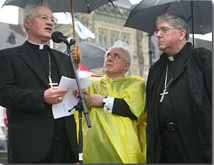 Le Cardinal Ouellet parle au manifestants de la Marche nationale pour la Vie