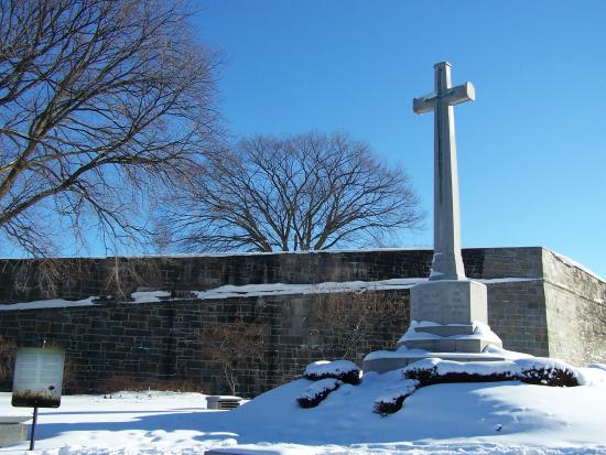 La Croix du Sacrifice, près de la Porte St-Louis à Québec.