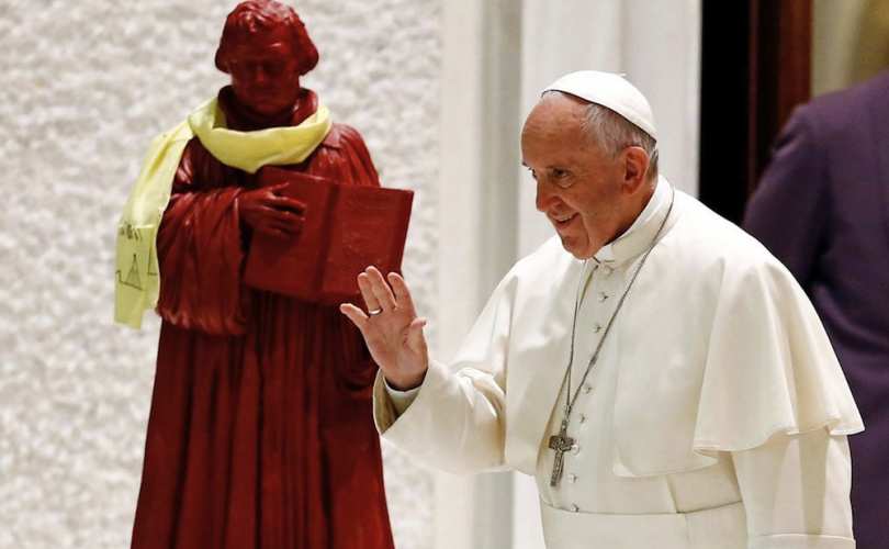 Jorge Mario Bergoglio devant statue de Luther au Vatican.