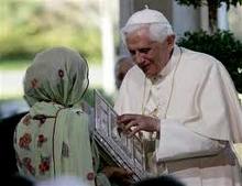 Benedict XVI receiving the Koran with pleasure.