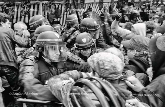 Pro-choix violents chargeant les policiers anti-�meute.